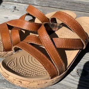 Crocs A-Leigh strappy brown wedge sandals perfect with summer skirts & dresses!